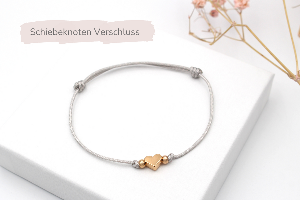 hell graues Armband mit Herz und Perlen rosegold und verstellbarem Schiebeknoten Verschluss