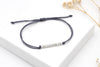 Perlenarmband aus 10 Perlen und einem grauen Makramee Band