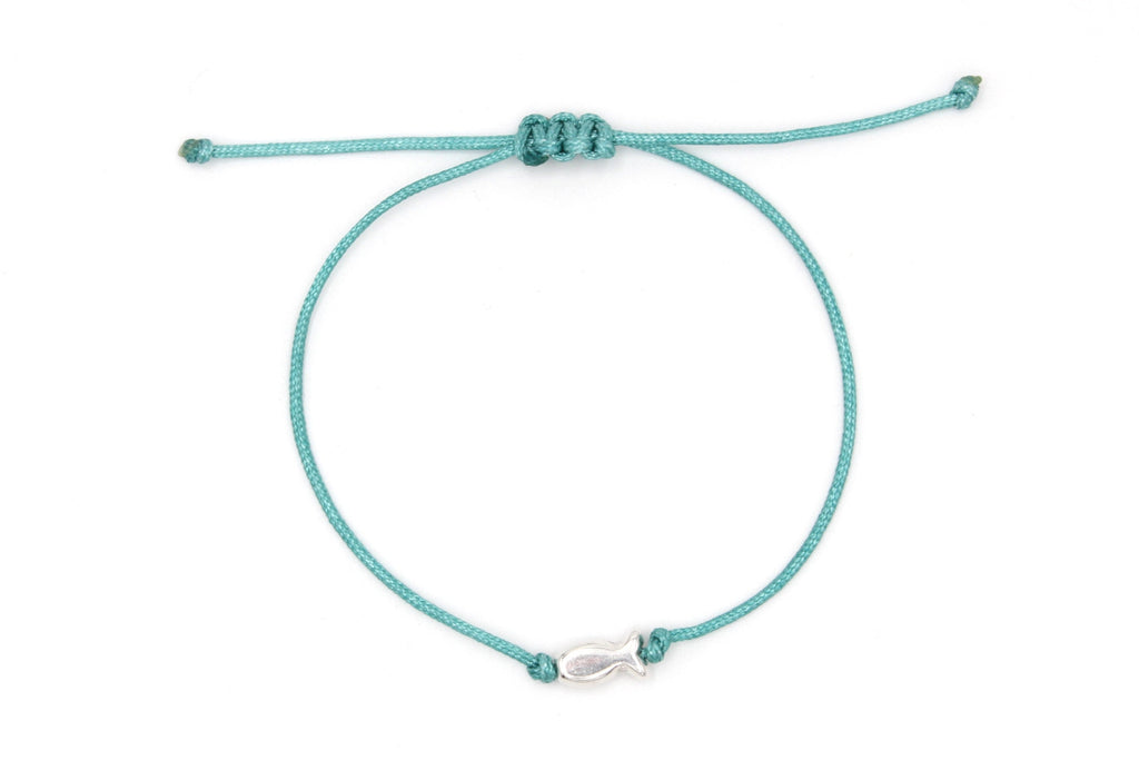 aquamarin farbenes Armband mit Fisch silber und geflochtenem Makramee Verschluss