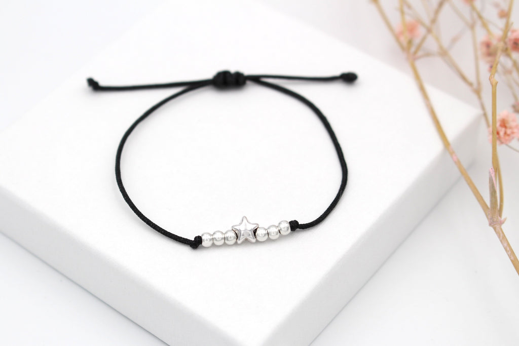 Sternenkind Armband aus Schwarzem Makrameeband und silbernen Perlen mit Stern sowie geflochtener Makramee Verschluss