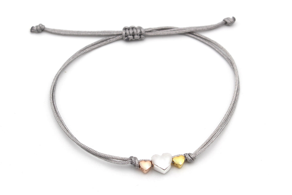 Graues Armband 3 Herzen 925 Silber tricolor auf weißem Hintergrund als Mutter Töchter Armband