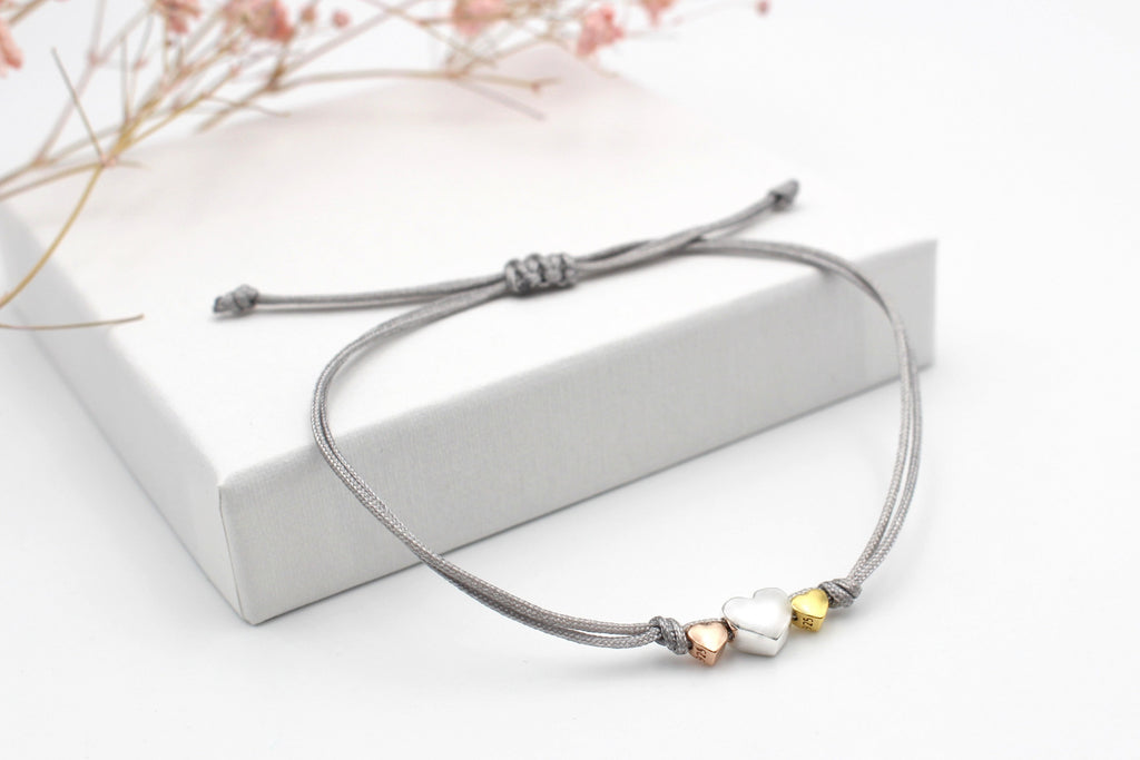 hell graues Mutter Töchter Armband 3 Herzen 925 Silber, rosé vergoldet und vergoldet und verstellbarem Makramee Verschluss