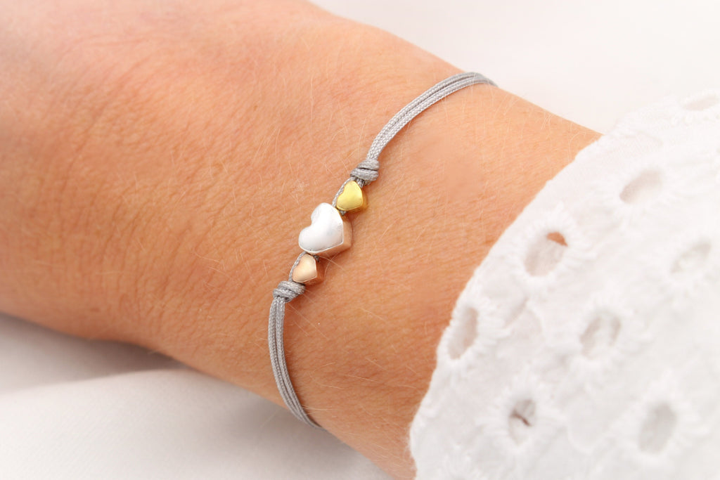 Mutter Tochter Armband mit Herz tricolor am Handgelenk der Dame getragen