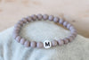 graues Armband Initialen mit einer Buchstaben Perle und elastischen Gummiband