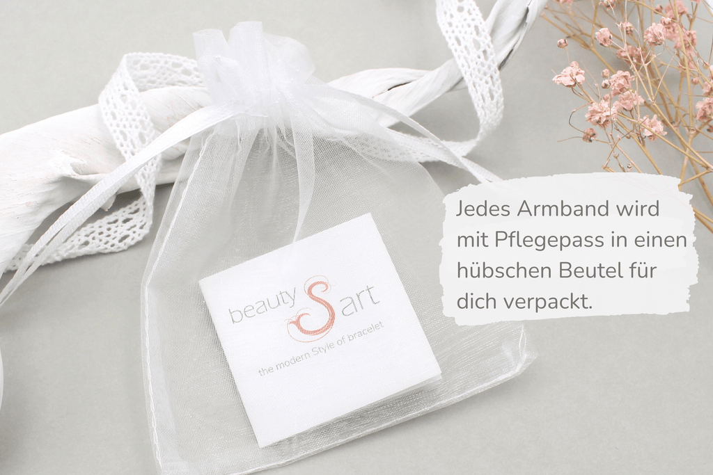 Das Armband wird in einen weißen hübschen Organzabeutel verpackt