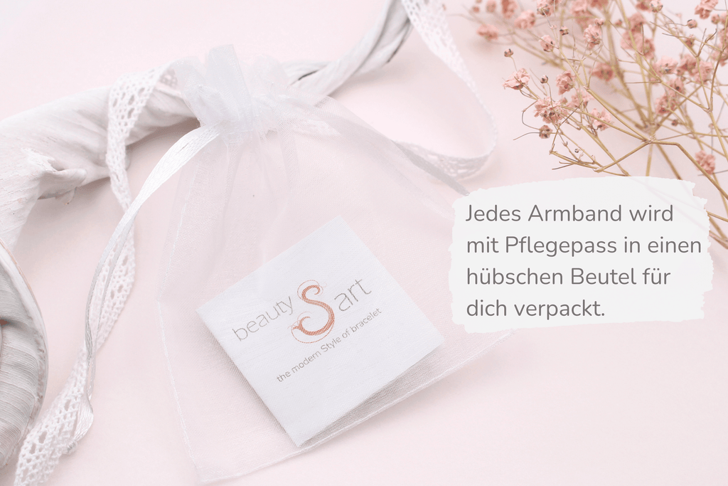 Pflegepass mit weißem Organzabeutel als Verpackung für dein Schwestern Armband