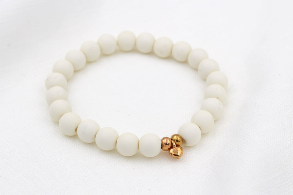 creme mattes Perlenarmband mit Herz Anhänger in rosegold