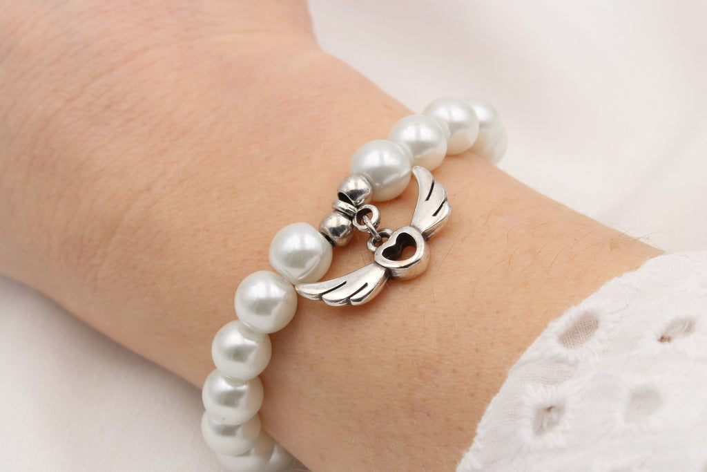 weiß Perlmutt farbenes Perlenarmband mit Anhänger als Engelsflügel in silber