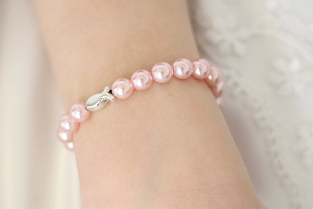 Taufarmband Mädchen mit Fisch silber und Perlen hell Rosa am Handgelenk getragen 