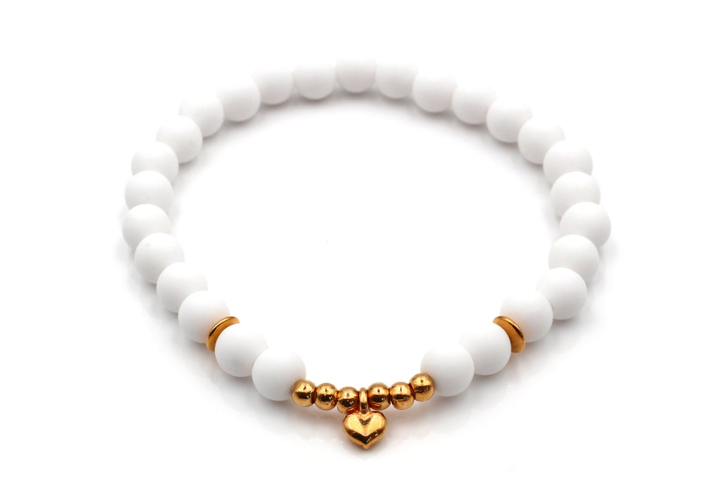 weißes Perlenarmband mit rosegoldfarbenen Perlen und Herz Anhänger
