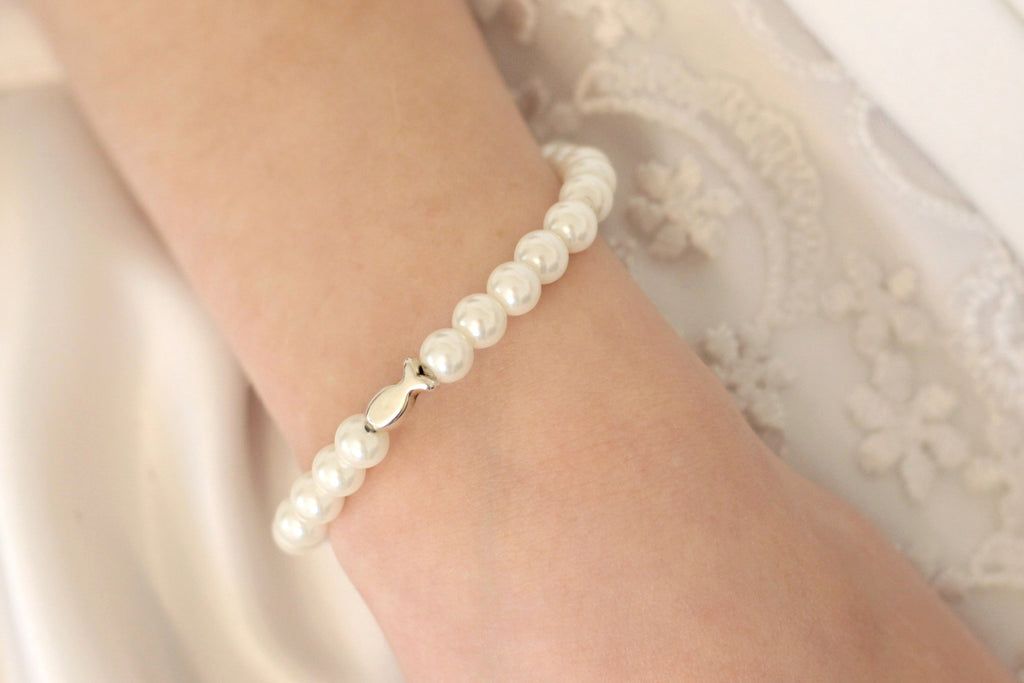 Perlenarmband Fisch silberfarben als Schmuck zur Kommunion und Konfirmation in ivory perlmutt am Handgelenk
