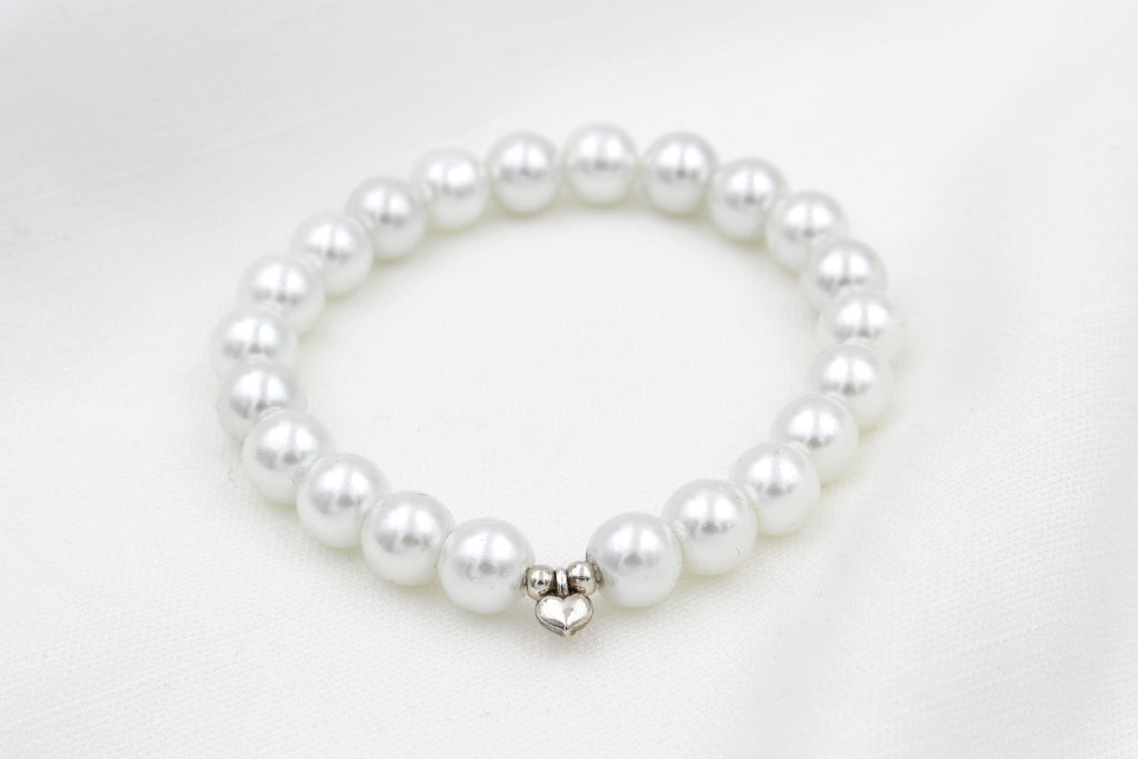 weiß perlmutt farbenes Perlenarmband mit Herz Anhänger und 2 kleinen Perlen in silber für Damen