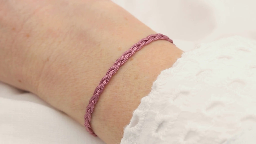 Trage Video des Partnerarmbands in aubergine Red aus Makramee