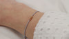 Video graues Armband Leder mit 3 Perlen in rosegold am Handgelenk getragen