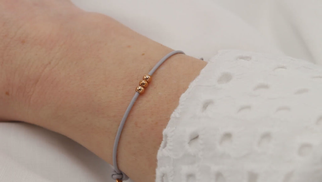 Video graues Armband Leder mit 3 Perlen in rosegold am Handgelenk getragen