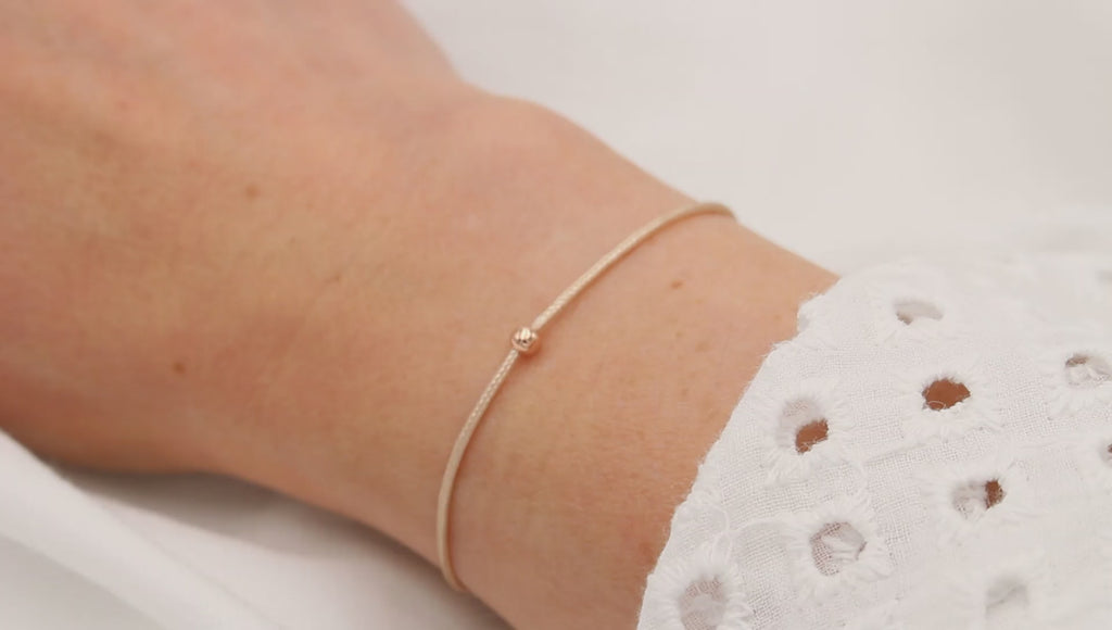 Video Makramee Armband 1 Perle mit Herz Anhänger 925 Silber rosegold am Handgelenk getragen