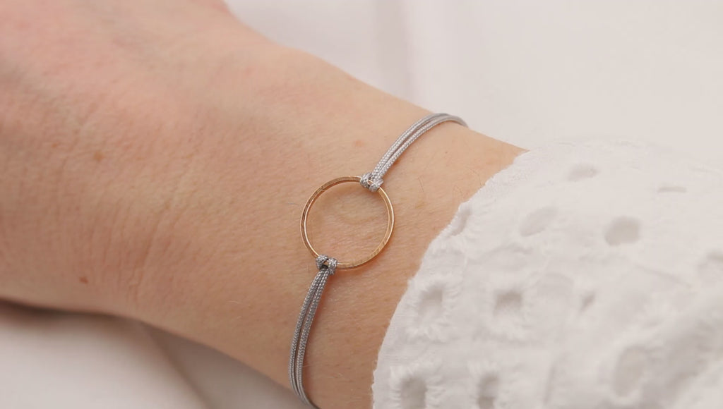 Video Makramee Armband Kreis filigran in hell grau und rosegold am Handgelenk getragen