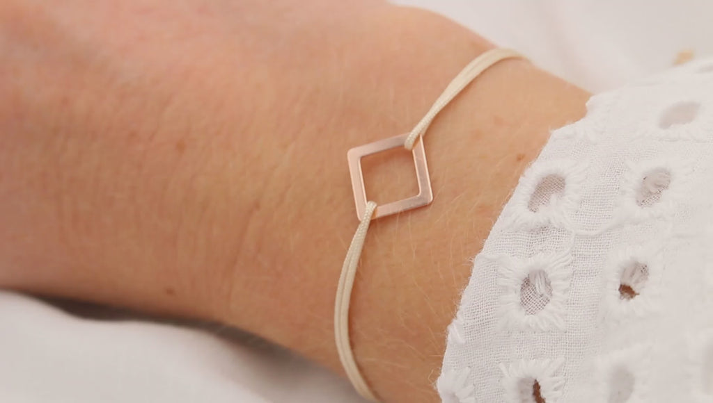 Video beiges Makramee Armband Viereck 925 Silber vergoldet am Handgelenk getragen