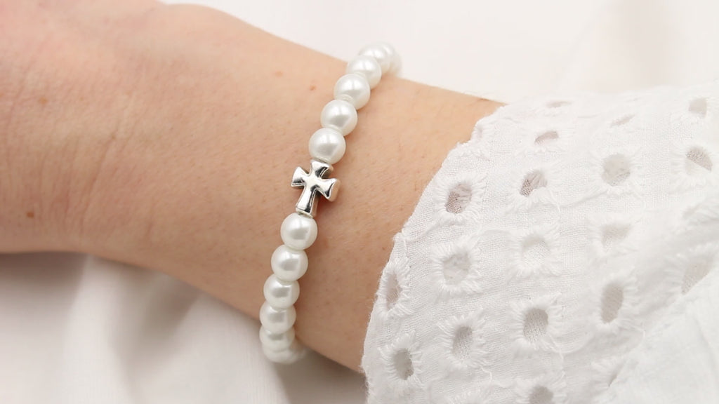 Video Perlenarmband 6mm mit filigranem Kreuz in der Farbe silber am Handgelenk getragen