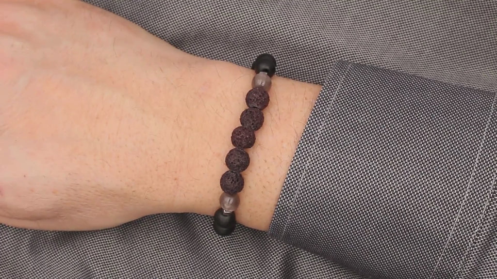 Video Schwarzes Perlenarmband für Männer am Handgelenk getragen