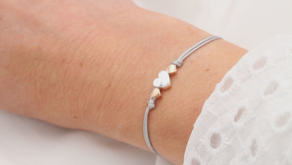 Video Mutter Töchter Armband aus Makramee mit 3 Herzen 925 silber und rose vergoldet am Handgelenk getragen