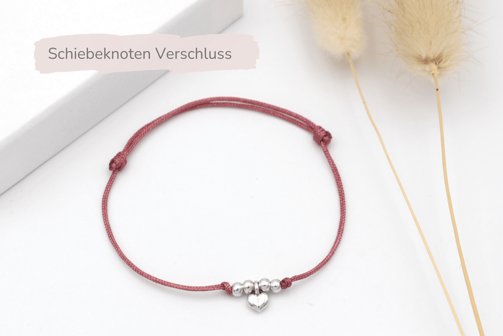 Altrosa farbenes Schiebeknoten Armband mit Herz Anhänger und Perlen in silberfarben