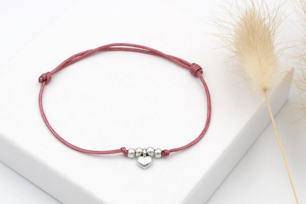 filigranes aubergine red farbenes Makramee Armband mit Herz Anhänger und Perlen in silber