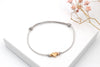 graues Armband Makramee mit Herz und Perlen in rosegoldfarben und Schiebeknoten Verschluss