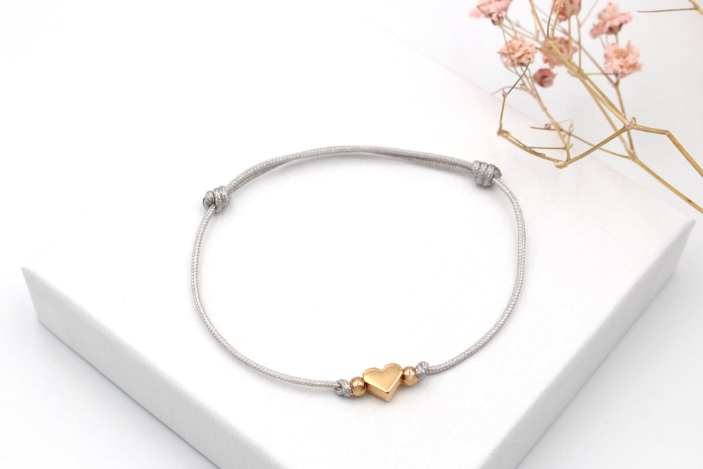 graues Armband Makramee mit Herz und Perlen in rosegoldfarben und Schiebeknoten Verschluss