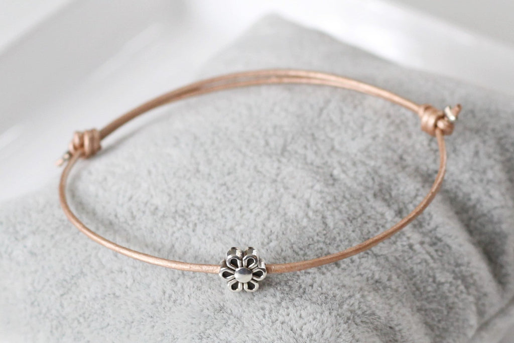 Rosenholz farbenes Armband Leder mit Blume in silber und verstellbarem Schiebeknoten Verschluss