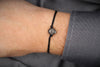 schwarzes Armband mit Totenkopf am Handgelenk, unisex