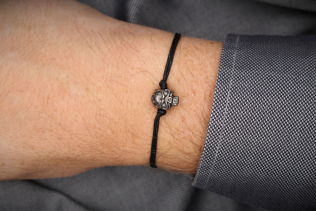 schwarzes Armband mit Totenkopf am Handgelenk, unisex