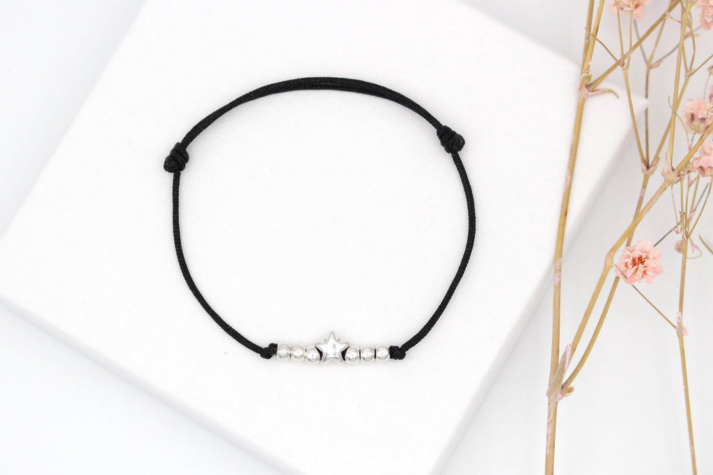 schwarzes Armband mit Perlen und Stern in silber-, gold oder rosegold mit Schiebeknoten Technik für Damen