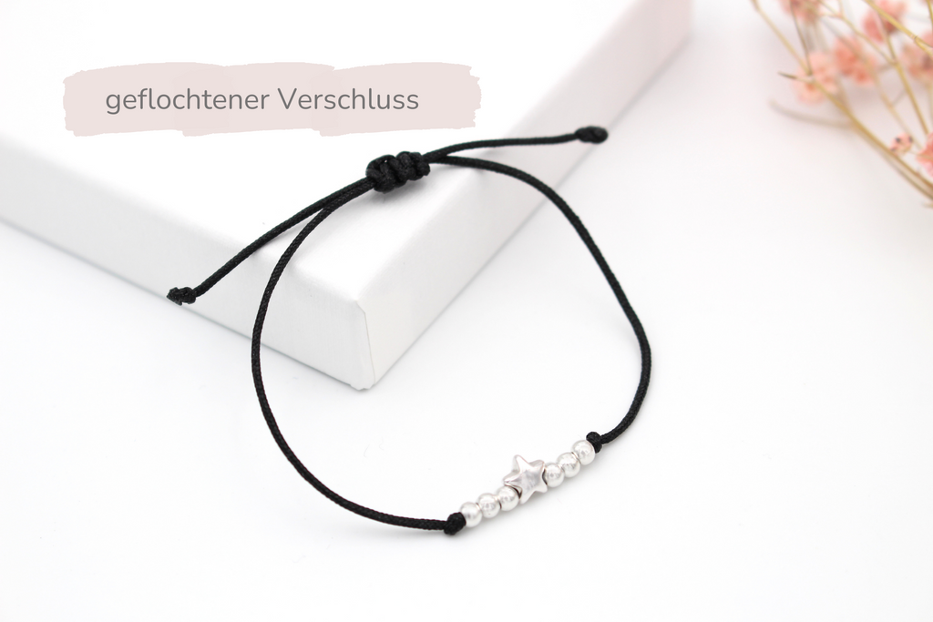 schwarzes Armband mit Stern und Perlen in silber mit geflochtenem Makramee Verschluss