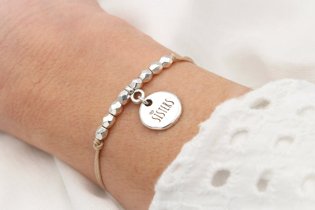 Sisters Armband Makramee rosenholz und Anhänger silber am Handgelenk getragen