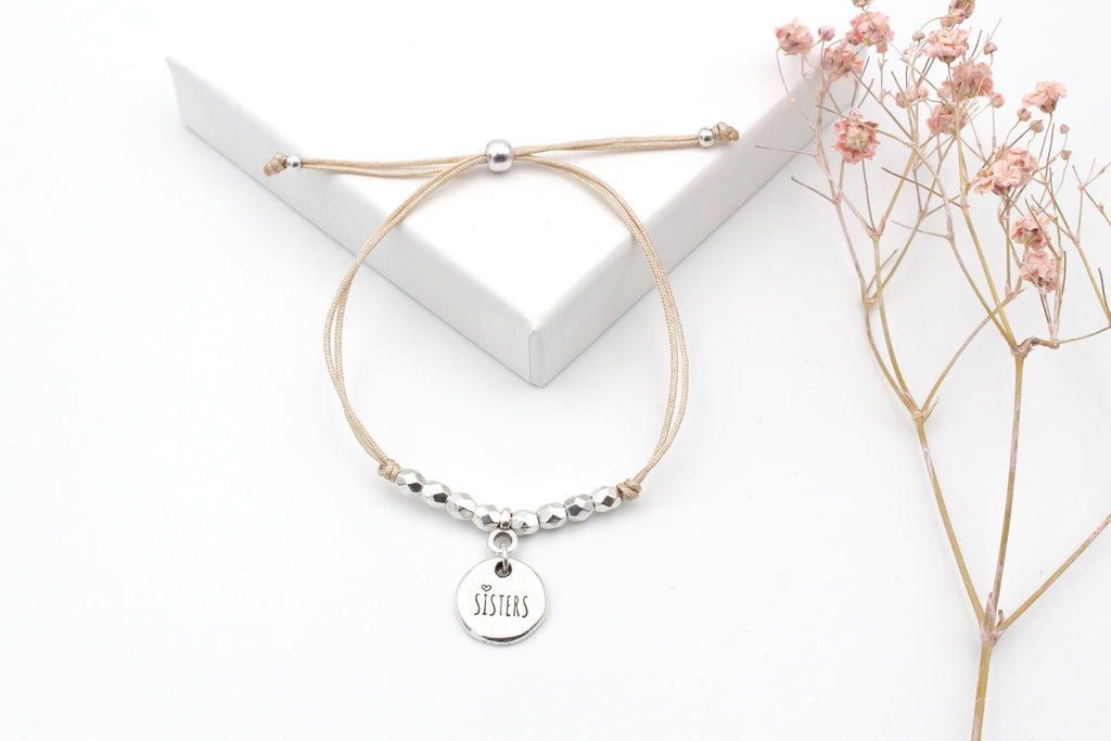 Makramee Armband für die Schwester mit silberfarbenem Sisters Anhänger