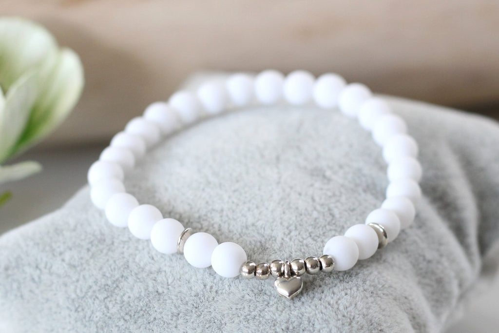 weißes Perlenarmband mit Herz Anhänger und Perlen in silber als Sommerarmband für Damen