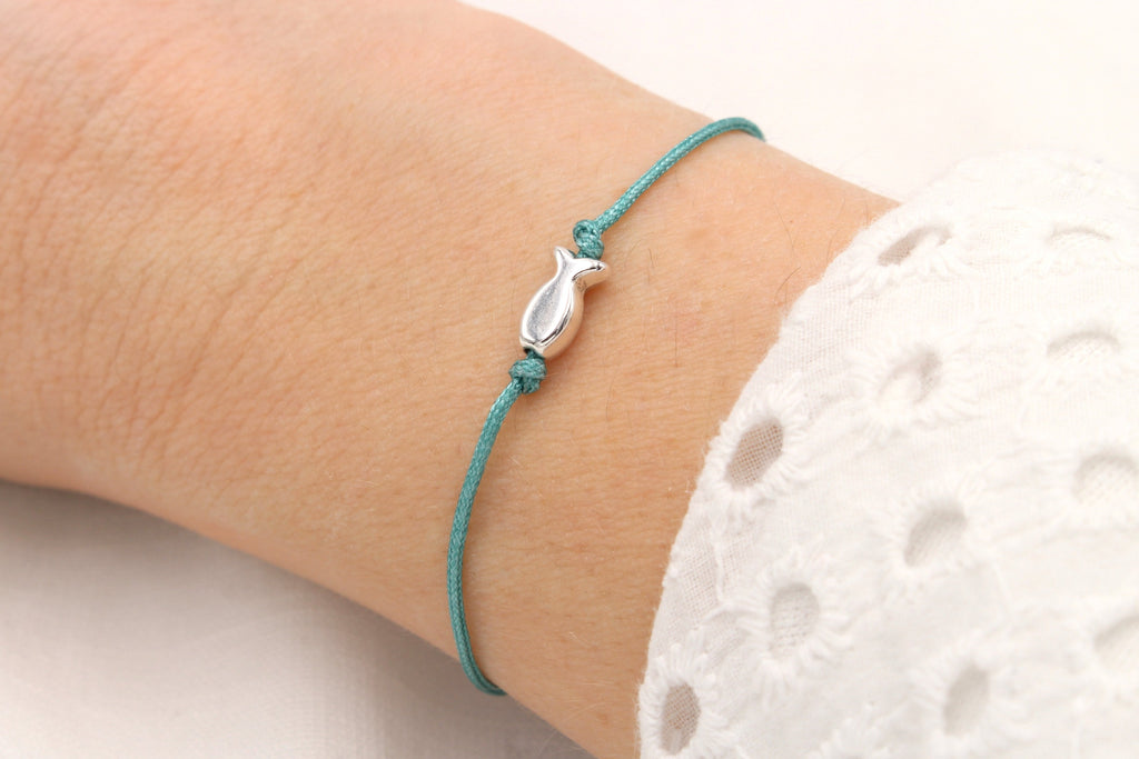 aquamarin farbenes Makramee Armband Fisch silber am Handgelenk 