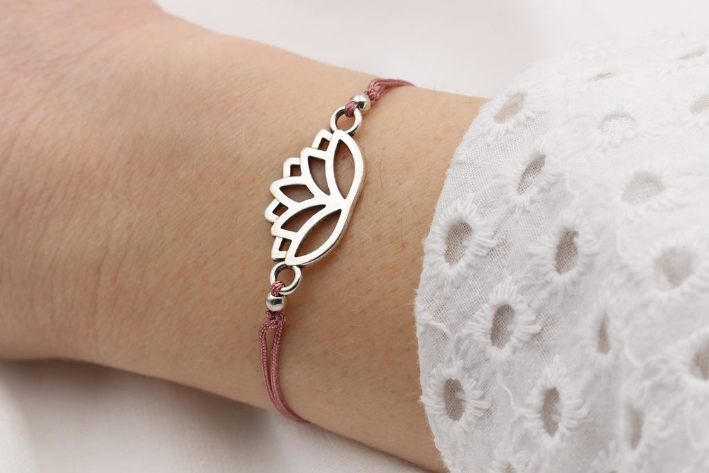 silbernes Armband Lotus Blüte mit aubergine farbenem Makramee Band am Handgelenk getragen