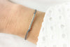 graues Makramee Armband 10 kleine Perlen silber und geflochtener Makramee Verschluss