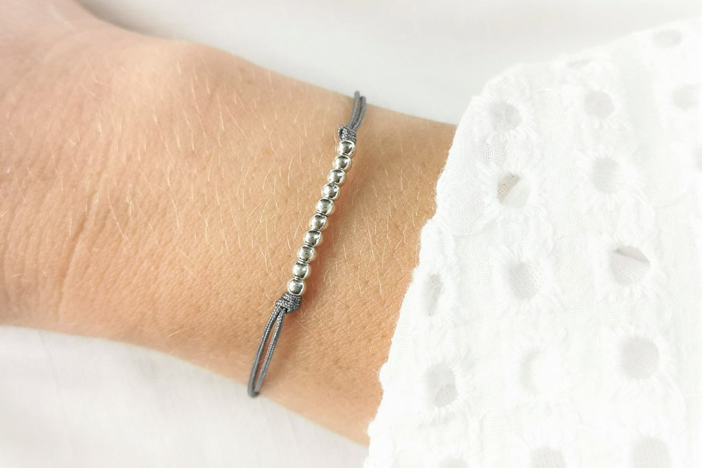 graues Makramee Armband 10 kleine Perlen silber und geflochtener Makramee Verschluss