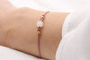 Makramee Armband Halbedelsteinperle Jade hell rosa am Handgelenk getragen