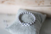 personalisiertes Armband mit Namen in grau weiß für Mädchen und Jungen