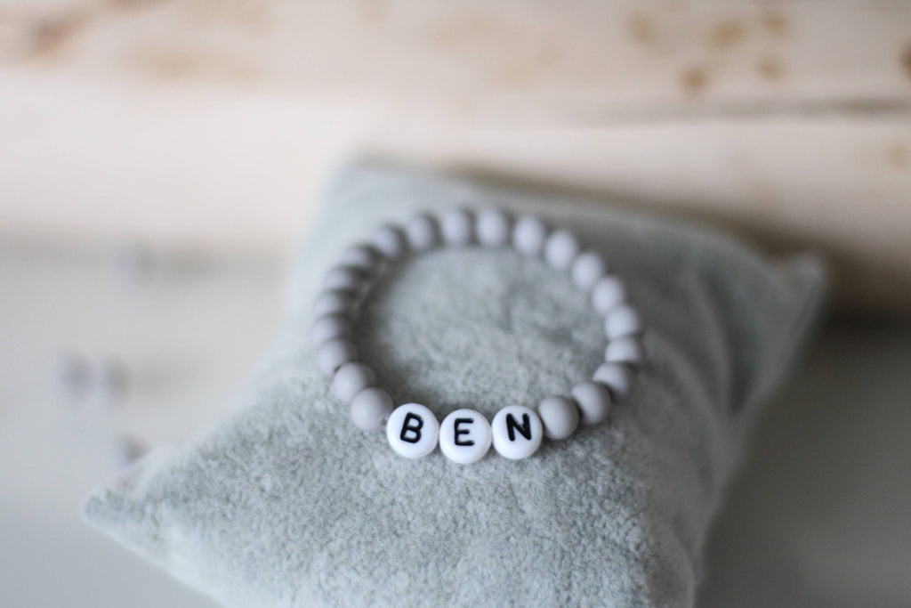 personalisiertes Armband mit Namen in grau weiß für Mädchen und Jungen