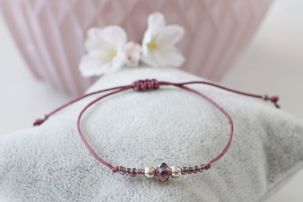 Makramee Armband 2 kleine Perlen 925 Sterling Silber mit Glas Facettenperle in brombeer