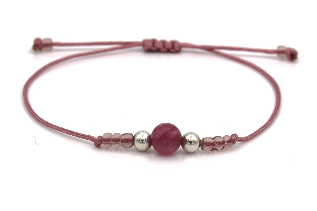 Makramee Armband kleine Perlen 925 Silber und Natursteinperle in brombeerefarben