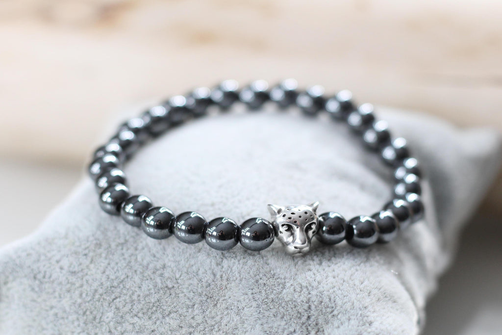 Perlen Armband für Herren mit silberfarbenem Leopard als tierisches Symbol in der Mitte