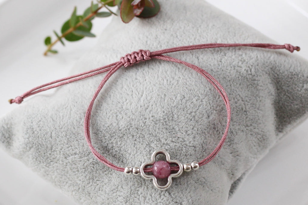 Damen Makramee Armband Blume silber in zarten beerentönen mit Natursteinperle und verstellbarem Verschluss