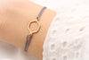 Hexagon Armband in dunkel Grau und rosegoldfarben am Handgelenk getragen