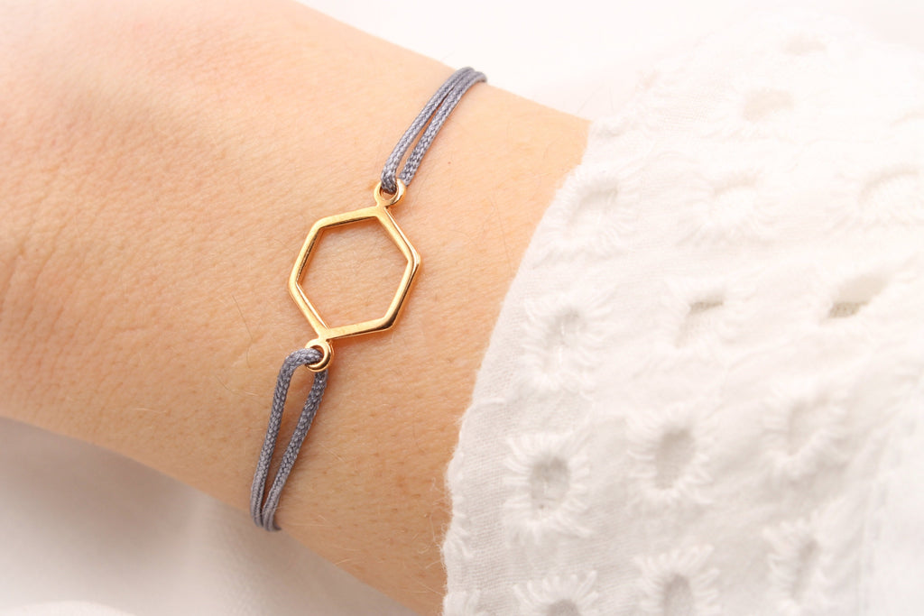 Hexagon Armband in dunkel Grau und rosegoldfarben am Handgelenk getragen